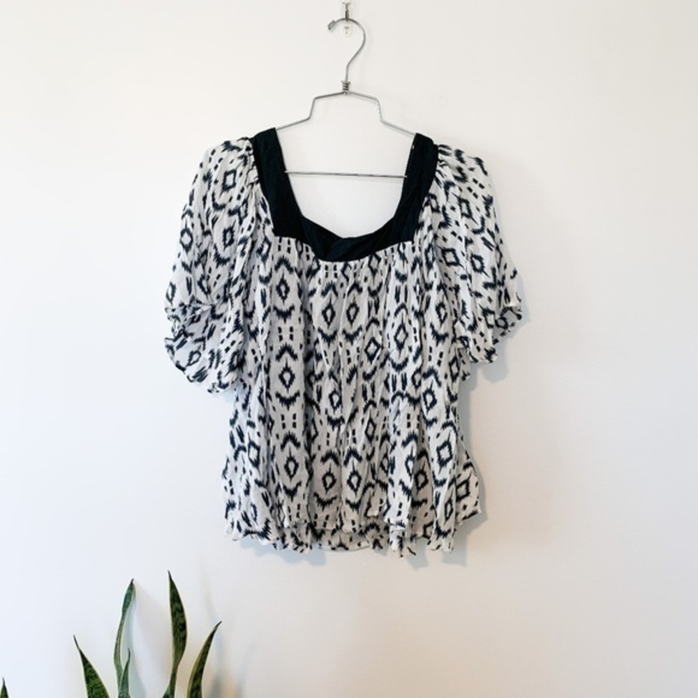 3/$25 White Ginger Black + White Aztec Blouse sz 1